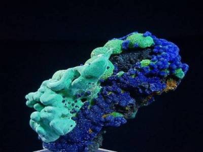 En lithothérapie la pierre d'azurite malachite s'utilise au 6e chakra pour apporter calme et réconfort chez les personnes malades - www.pierresdesante.com