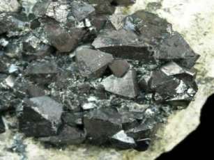 Le pouvoir des cristaux de magnétite du corps